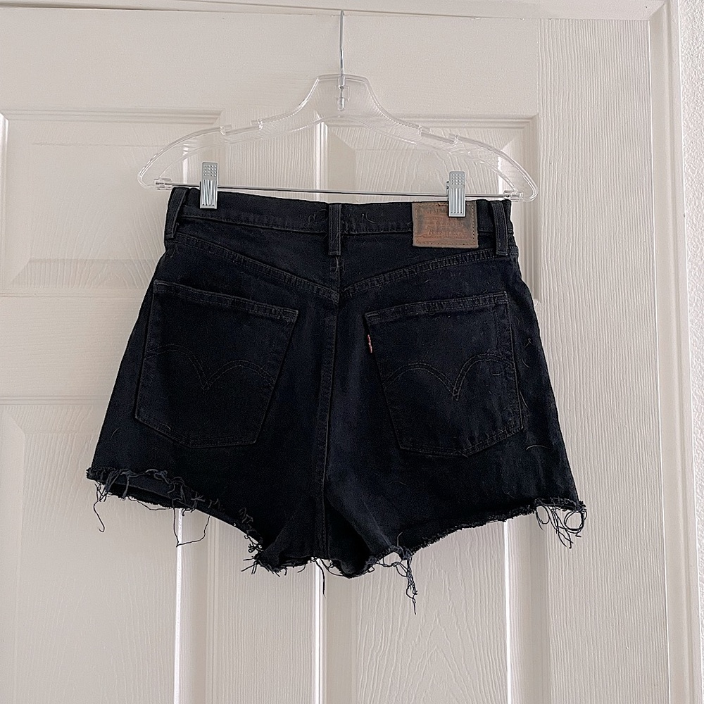 Black Levi’s rib cage shorts size 28